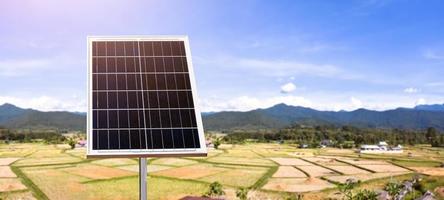 panel fotovoltaico, nueva tecnología para almacenar y utilizar la energía de la naturaleza con la vida humana, la energía sostenible y el concepto de amigo del medio ambiente. foto