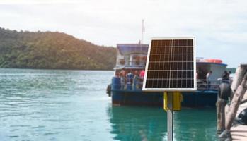 panel fotovoltaico, nueva tecnología para almacenar y utilizar la energía de la naturaleza con la vida humana, la energía sostenible y el concepto de amigo del medio ambiente. foto