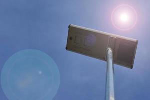 panel fotovoltaico, nueva tecnología para almacenar y utilizar la energía de la naturaleza con la vida humana, la energía sostenible y el concepto de amigo del medio ambiente. foto