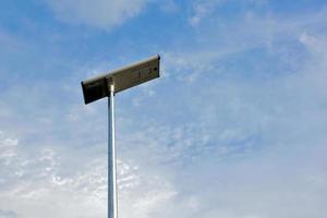 panel fotovoltaico, nueva tecnología para almacenar y utilizar la energía de la naturaleza con la vida humana, la energía sostenible y el concepto de amigo del medio ambiente. foto