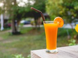 jugo de naranja y naturaleza foto