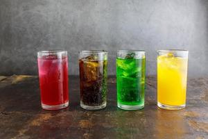 refresco de categoría en un vaso con hielo foto