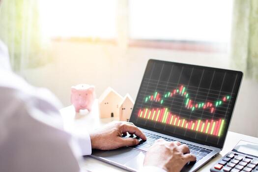 hombre de negocios que trabaja desde casa y solo con el mercado de valores usando una computadora portátil, analizando datos comerciales. concepto hombre tocando el teclado, usar tecnología, internet, banca, dinero, finanzas, negocios foto