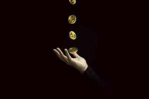 monedas de oro que caen en la mano del hombre de negocios para recibir dinero del concepto de ingresos o ganancias, elemento de monedas por renderizado 3d. foto