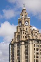 liverpool, reino unido, 2021. el edificio real del hígado con una torre de reloj foto