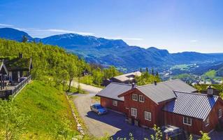 hermoso panorama noruega hemsedal skicenter con cabaña de montañas y cabañas. foto