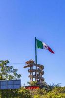 bandera roja blanca verde mexicana en playa del carmen mexico. foto