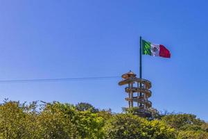 bandera roja blanca verde mexicana en playa del carmen mexico. foto