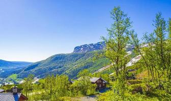 hermoso panorama noruega hemsedal skicenter con cabaña de montañas y cabañas. foto