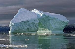 grandes icebergs en nubes y sol foto