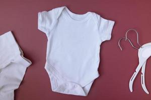 maqueta blanca de ropa de bebé para texto, imagen, logotipo. body de bebé en blanco foto