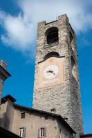 Bérgamo, Lombardía, Italia, 2017. torre cívica, gran campana y palazzo del podestaore foto