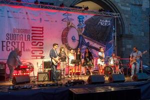 Bérgamo, Lombardía, Italia, 2017. festival de música en piazza vecchia foto