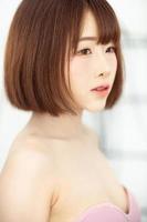 retrato en la cabeza de una joven asiática usando como fondo cosméticos mujer maquillaje moda gente modelo foto