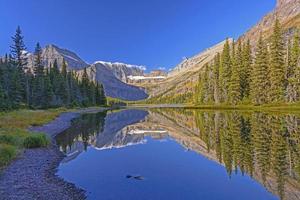 aguas tranquilas por la mañana en un lago alpino en otoño