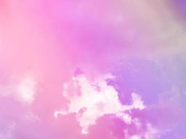 belleza dulce pastel rosa púrpura colorido con nubes esponjosas en el cielo. imagen de arco iris de varios colores. fantasía abstracta luz creciente foto