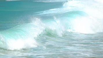 ondas na praia de nai harn, tailândia video