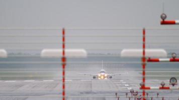 salida del avion bajo la lluvia video