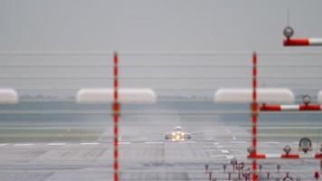 départ d'avion sous la pluie video