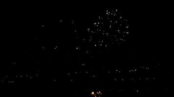 feux d'artifice clignotant dans le ciel nocturne video