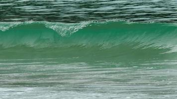 azurblaue wellen rollten an der küste von nai harn beach