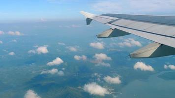 paisaje de vista aérea desde el avión descendente video
