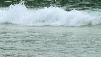 les vagues d'azur ont roulé le rivage de la plage de nai harn video