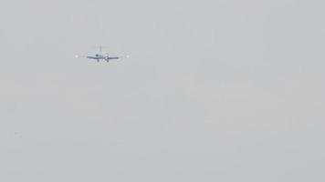 avión vuela, neblina video