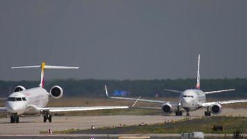 deux avions de ligne sur l'aérodrome video