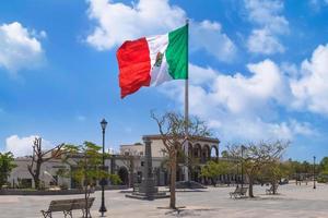 los cabos san jose del cabo, méxico, bandera tricolor mexicana a rayas ondeando orgullosamente en el mástil foto