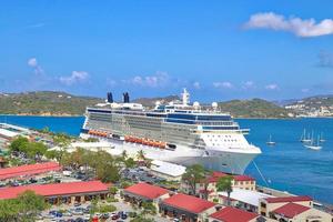 crucero atracado cerca de la isla de santo thomas en un crucero de vacaciones en el caribe foto