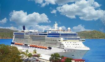 crucero atracado en una bahía de charlotte amalie antes de partir hacia unas pintorescas vacaciones en el caribe foto