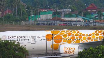 boeing 777 emiratos en el aeropuerto video