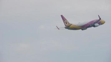 Boeing 737 Nok Air fliegt auf video