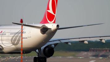 Airplane turn runway before departure video