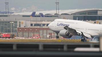 Lufthansa Boeing 747 arrive