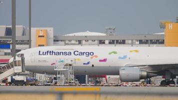 Boeing 777 Lufthansa Cargo video