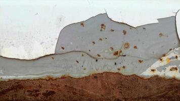 el viejo blanco se despega de la superficie de hierro oxidado, textura de metal oxidado. foto
