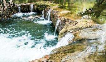 cascada de paisaje en el parque natural foto