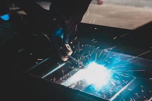 soldador, soldadura de piezas de automóviles en una fábrica de automóviles foto