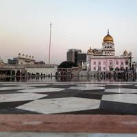 gurdwara bangla sahib es el sikh gurudwara más destacado, bangla sahib gurudwara vista interior durante la noche en nueva delhi, india, comunidad sikh una de las famosas vistas de gurudwara bangla sahib foto