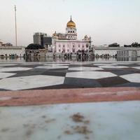 gurdwara bangla sahib es el sikh gurudwara más prominente, bangla sahib gurudwara vista interior durante la noche en nueva delhi, india, comunidad sikh una de las famosas vistas de gurudwara bangla sahib foto