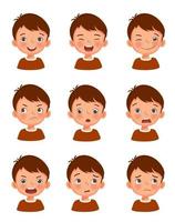 lindo conjunto de expresiones faciales de niño pequeño. vector de niños se enfrenta a la ilustración con diferentes emociones como feliz, sonriente, riendo, guiñando, enfurruñado, sorprendido, conmocionado, enojado, confundido, preocupado.