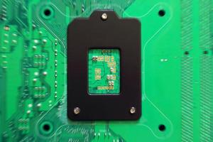 placas de circuitos electrónicos sobre fondo verde, enfoque selectivo foto