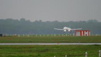 avión aterrizando en tiempo lluvioso video