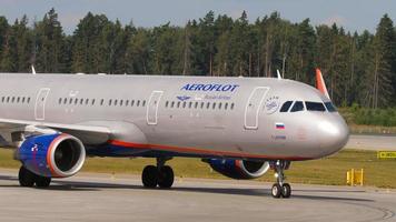 Aeroflot roule sur la voie de circulation video
