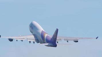 Boeing 747 Thai Airways fly away video