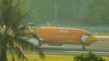 boeing 737 nok air aterrizando en phuket video