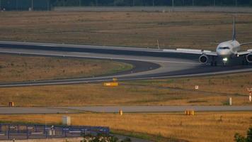 Lufthansa Airbus 320 taxiing video