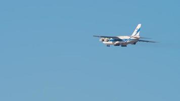 atterraggio di un aereo russo an-124 video